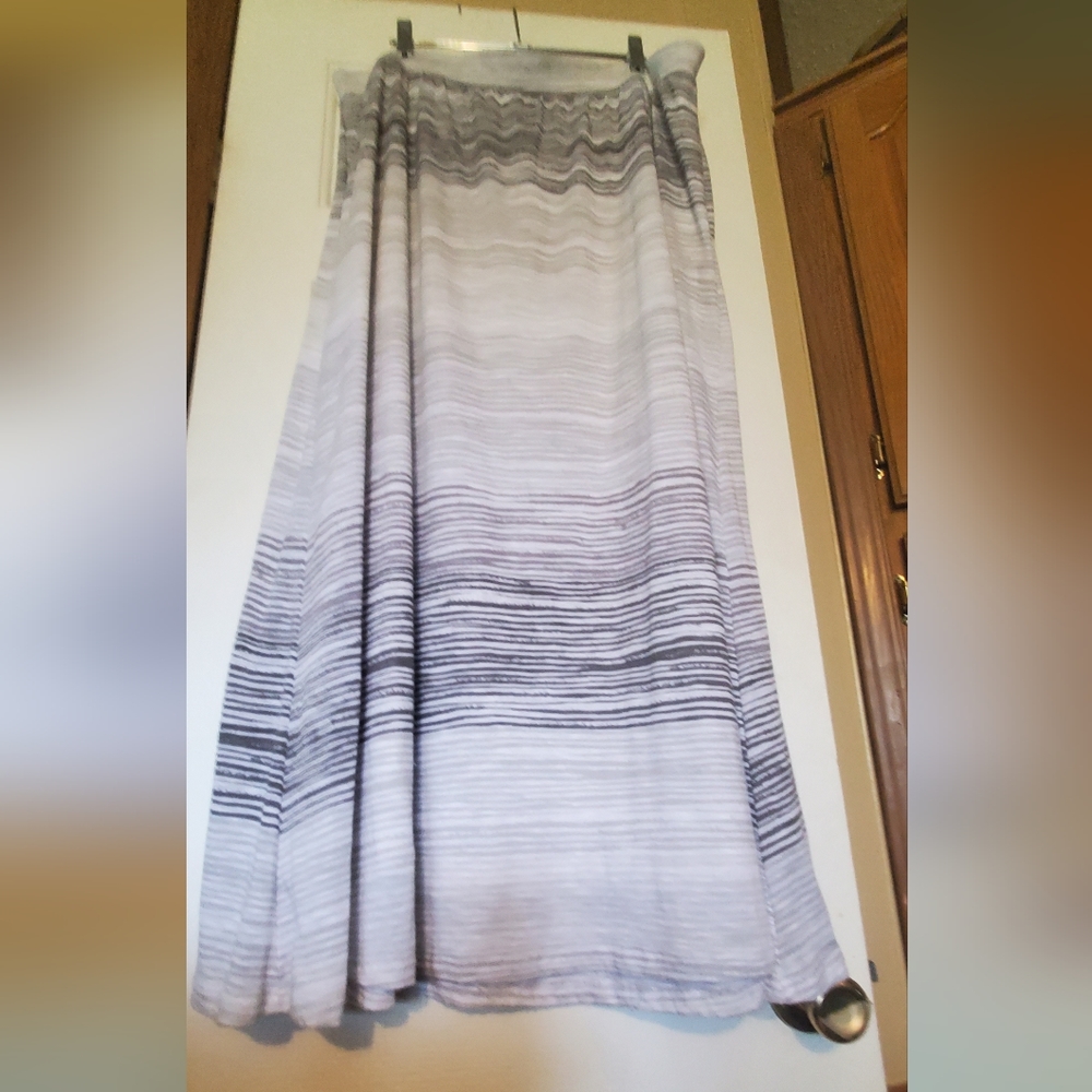 🌕 Cato Woman Skirt Size 18/20W White & Gray Striped